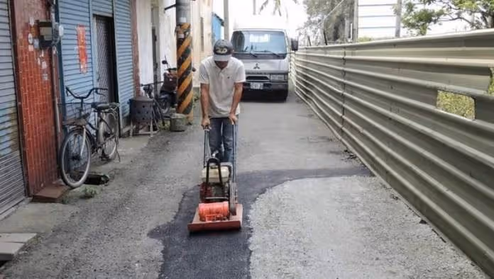 水果攤老闆「自掏腰包鋪路」數十年,只因為怕老人家跌倒!突然離開「家人翻出戶頭的錢」當場哭了