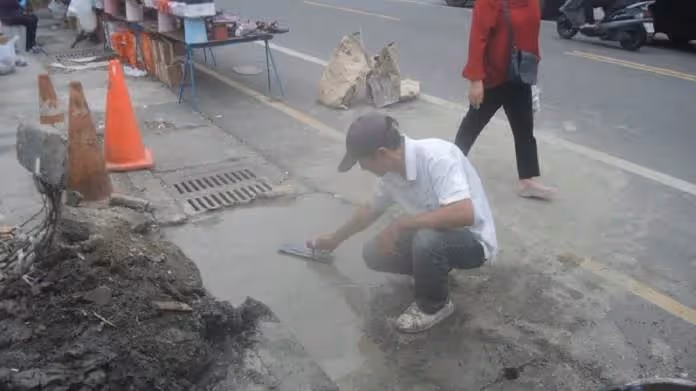 水果攤老闆「自掏腰包鋪路」數十年,只因為怕老人家跌倒!突然離開「家人翻出戶頭的錢」當場哭了