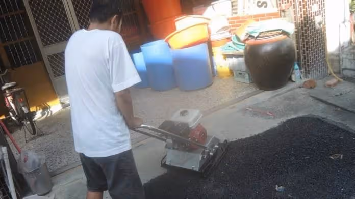 水果攤老闆「自掏腰包鋪路」數十年,只因為怕老人家跌倒!突然離開「家人翻出戶頭的錢」當場哭了