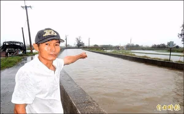 水果攤老闆「自掏腰包鋪路」數十年,只因為怕老人家跌倒!突然離開「家人翻出戶頭的錢」當場哭了