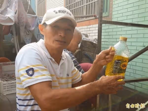 水果攤老闆「自掏腰包鋪路」數十年,只因為怕老人家跌倒!突然離開「家人翻出戶頭的錢」當場哭了