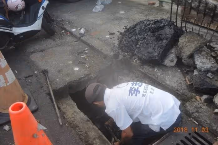 水果攤老闆「自掏腰包鋪路」數十年，只因為怕老人家跌倒！突然離開「家人翻出戶頭的錢」當場哭了