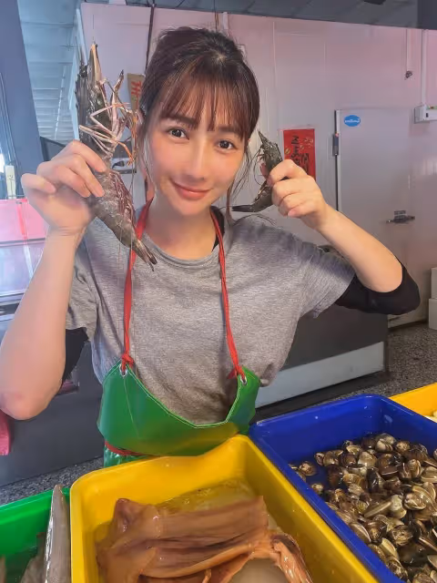 卸演藝圈光環,知名女星「回老家擺攤賣魚」不喊累 凌晨「摸黑奔市場工作」全為了父母:想好好孝順