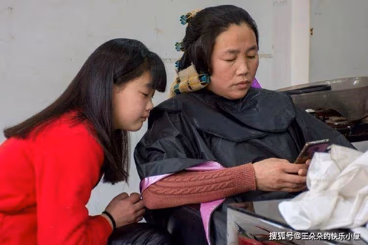 妹妹出嫁繼母給68萬,我結婚時只送一包菊花茶,打開後我泣不成聲:錯怪她了
