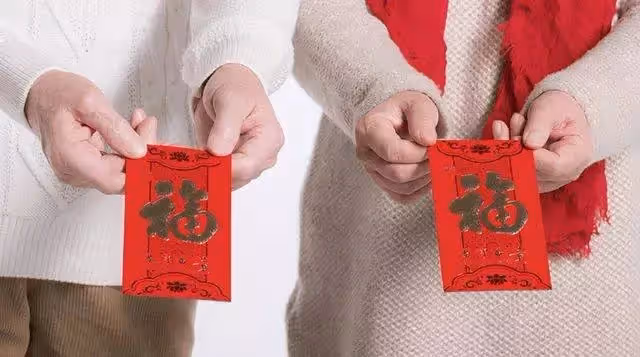 「過年我給父母1萬,孩子收到壓歲錢後大哭,我們飯都沒吃走了