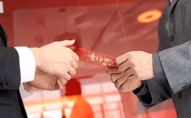 「過年我給父母1萬,孩子收到壓歲錢後大哭,我們飯都沒吃走了