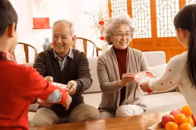 「過年我給父母1萬,孩子收到壓歲錢後大哭,我們飯都沒吃走了