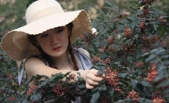 老公往生後妻子8年沒再嫁,突然看到一個長得像老公的小孩,跟過去看到他爸爸後傻了