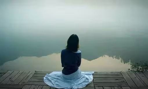 老公往生後妻子8年沒再嫁,突然看到一個長得像老公的小孩,跟過去看到他爸爸後傻了