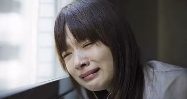 老公往生後妻子8年沒再嫁,突然看到一個長得像老公的小孩,跟過去看到他爸爸後傻了