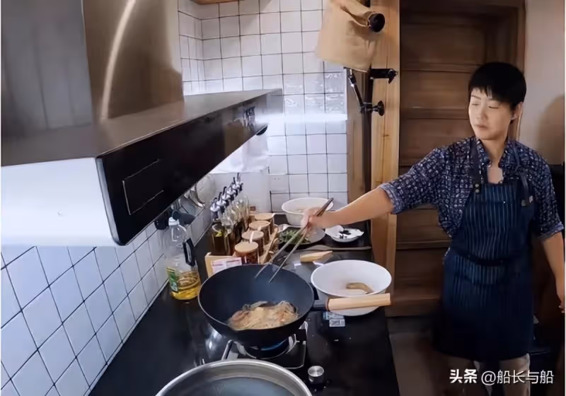 發現兒子出軌漂亮女同事! 這天我「煮了三碗清水麵條」端上桌,兒媳笑了「兒子卻淚流滿面」