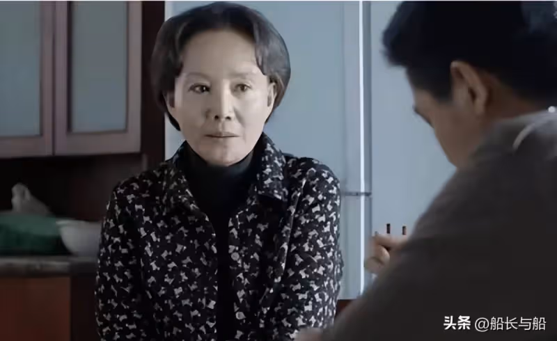 發現兒子出軌漂亮女同事! 這天我「煮了三碗清水麵條」端上桌,兒媳笑了「兒子卻淚流滿面」