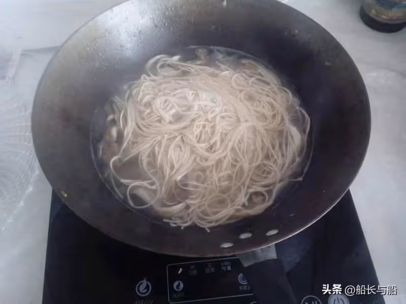 發現兒子出軌漂亮女同事! 這天我「煮了三碗清水麵條」端上桌,兒媳笑了「兒子卻淚流滿面」