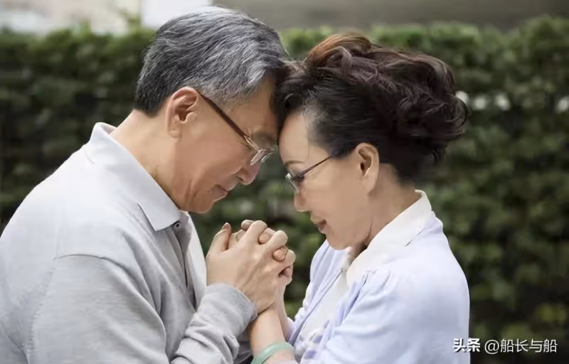 發現兒子出軌漂亮女同事! 這天我「煮了三碗清水麵條」端上桌,兒媳笑了「兒子卻淚流滿面」