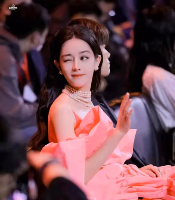 微博之夜迪麗熱巴wink絕了,一襲粉紗裙太驚艷,膚白貌美國色天香