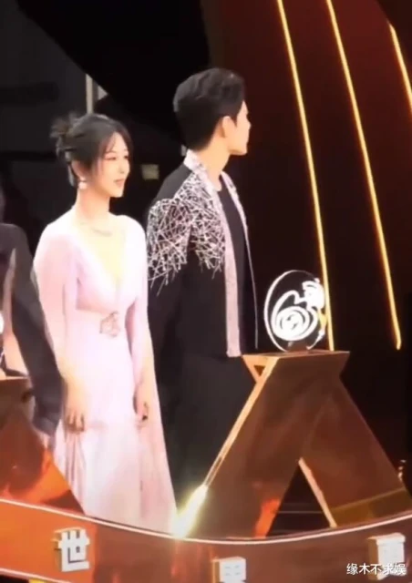 肖戰微博之夜愛變臉：對楊紫劉亦菲不冷不熱，和製片人相談甚歡！
