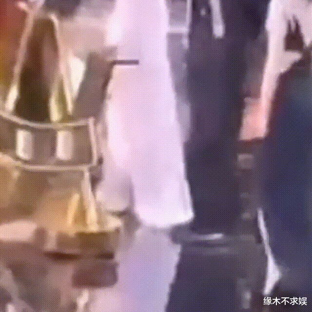肖戰微博之夜愛變臉：對楊紫劉亦菲不冷不熱，和製片人相談甚歡！