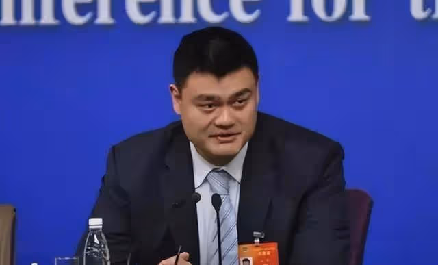 嘴上喊著愛國,卻把老婆孩子送國外!姚明這樣做背後隱情令人心酸