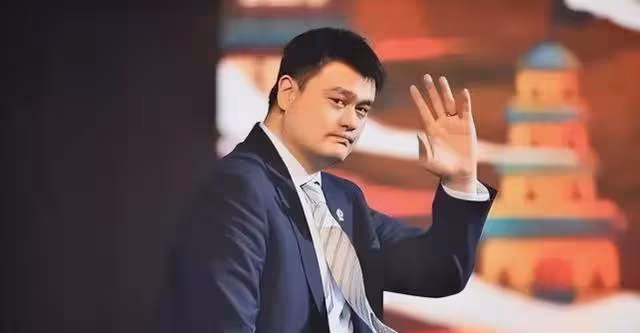 嘴上喊著愛國,卻把老婆孩子送國外!姚明這樣做背後隱情令人心酸