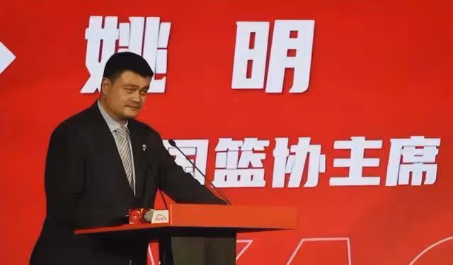 嘴上喊著愛國,卻把老婆孩子送國外!姚明這樣做背後隱情令人心酸