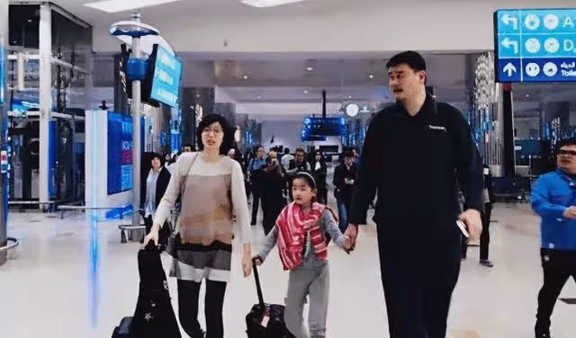嘴上喊著愛國,卻把老婆孩子送國外!姚明這樣做背後隱情令人心酸