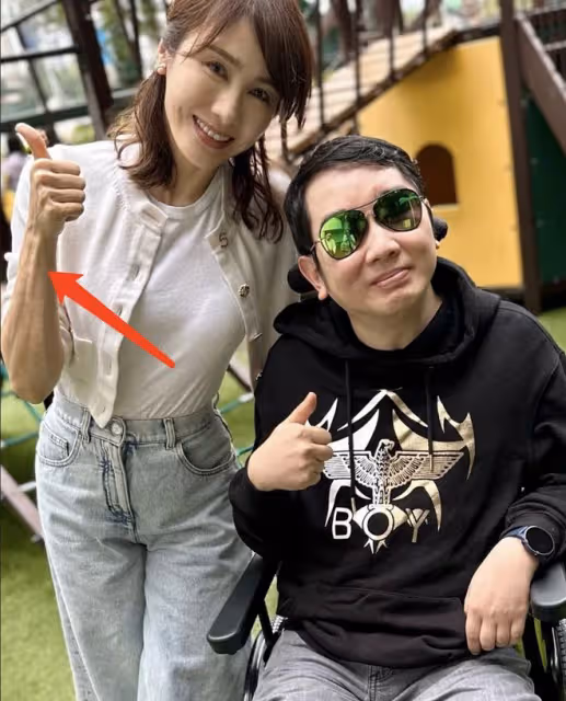 51歲黎姿攜父母出遊,皺紋搶鏡衰老明顯,弟弟坐輪椅出鏡自信樂觀