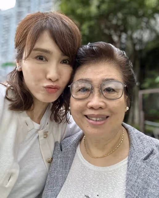 51歲黎姿攜父母出遊,皺紋搶鏡衰老明顯,弟弟坐輪椅出鏡自信樂觀