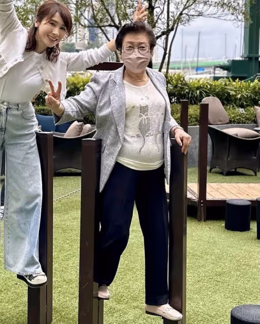 51歲黎姿攜父母出遊,皺紋搶鏡衰老明顯,弟弟坐輪椅出鏡自信樂觀