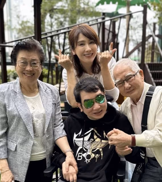 51歲黎姿攜父母出遊,皺紋搶鏡衰老明顯,弟弟坐輪椅出鏡自信樂觀