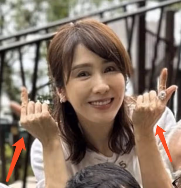 51歲黎姿攜父母出遊,皺紋搶鏡衰老明顯,弟弟坐輪椅出鏡自信樂觀