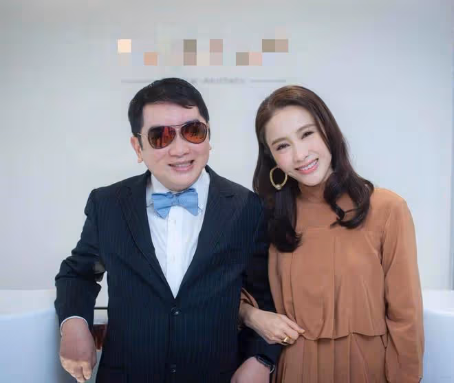 51歲黎姿攜父母出遊,皺紋搶鏡衰老明顯,弟弟坐輪椅出鏡自信樂觀