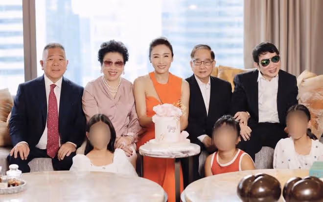 51歲黎姿攜父母出遊,皺紋搶鏡衰老明顯,弟弟坐輪椅出鏡自信樂觀