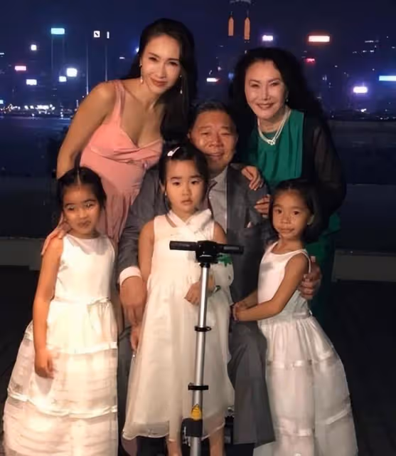 51歲黎姿攜父母出遊,皺紋搶鏡衰老明顯,弟弟坐輪椅出鏡自信樂觀