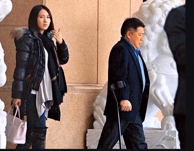 51歲黎姿攜父母出遊,皺紋搶鏡衰老明顯,弟弟坐輪椅出鏡自信樂觀