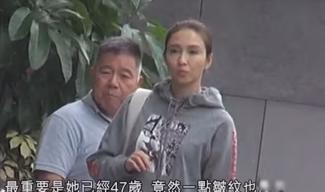 51歲黎姿攜父母出遊,皺紋搶鏡衰老明顯,弟弟坐輪椅出鏡自信樂觀