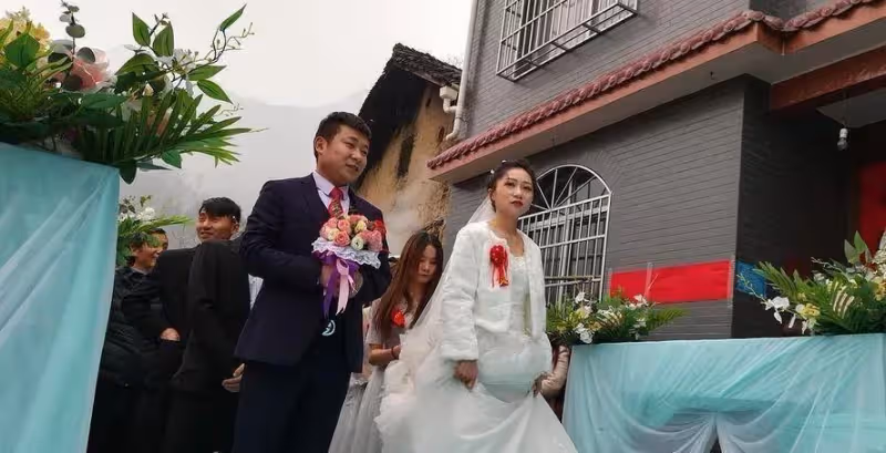 姐姐出嫁我隨5萬賀禮！結婚當天「看到新郎」我往紅包「又塞了10萬」：值得了