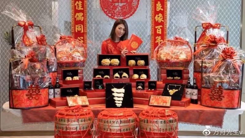 連詩雅陳家樂曬過大禮，金銀首飾堆滿地超豪氣，女方有20多位前任