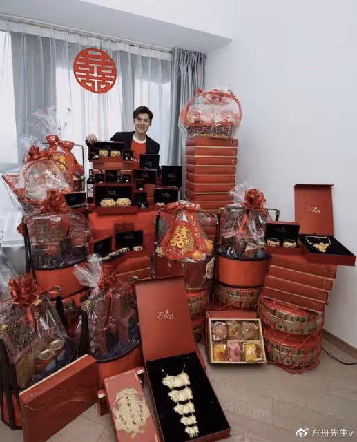 連詩雅陳家樂曬過大禮，金銀首飾堆滿地超豪氣，女方有20多位前任
