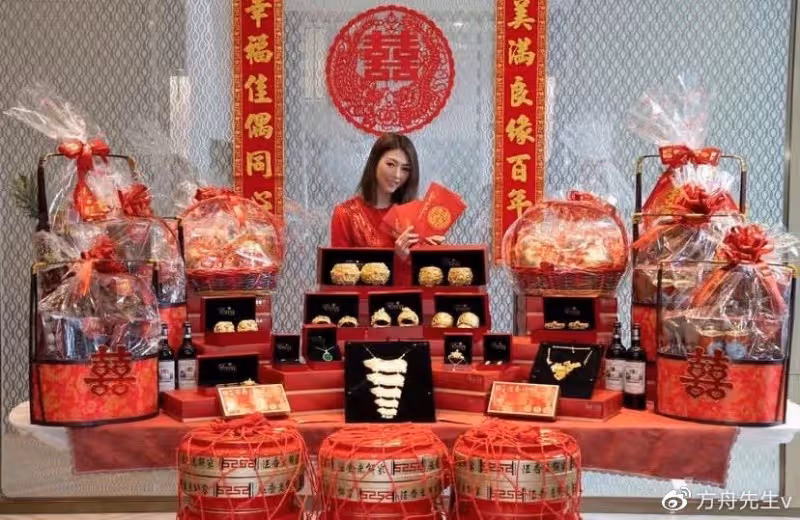連詩雅陳家樂曬過大禮，金銀首飾堆滿地超豪氣，女方有20多位前任