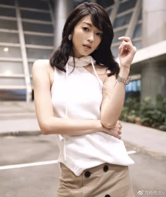 連詩雅陳家樂曬過大禮，金銀首飾堆滿地超豪氣，女方有20多位前任