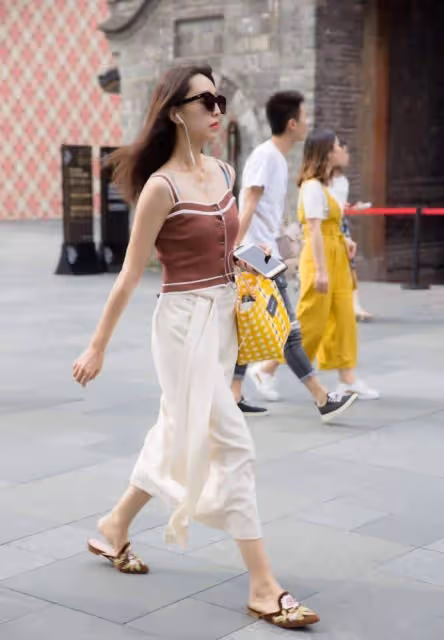 圖二背心搭緊身褲，小蠻腰大長腿，都這麼迷人