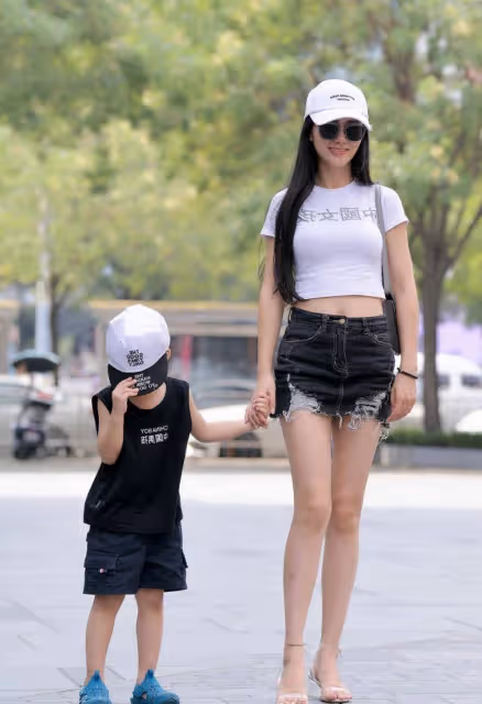 時尚穿搭，小背心配上熱褲，露著小蠻腰
