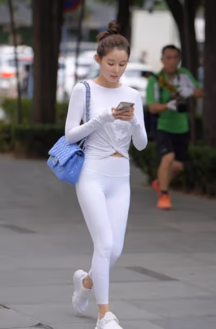 時尚穿搭，小背心配上熱褲，露著小蠻腰