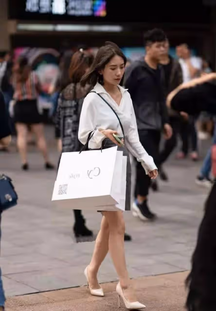 時尚穿搭，小背心配上熱褲，露著小蠻腰