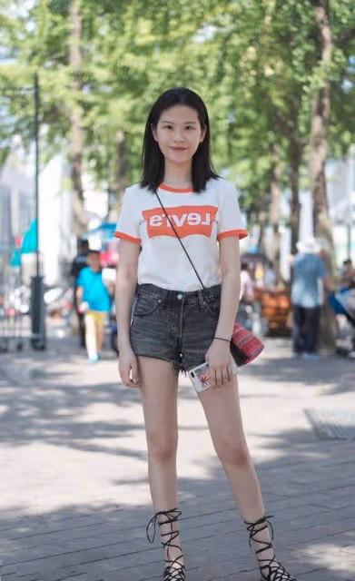時尚穿搭，小背心配上熱褲，露著小蠻腰