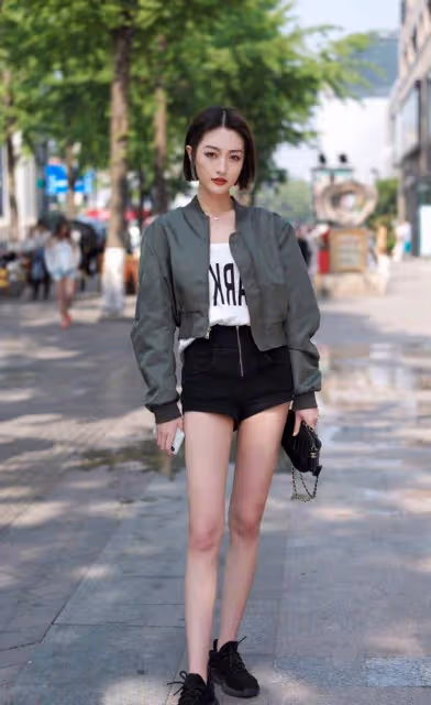 時尚穿搭，小背心配上熱褲，露著小蠻腰