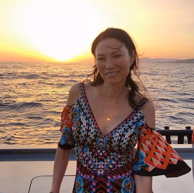 50歲鄧文迪越老越不服老，活動秀小蠻腰，合影秀黃馬褂！