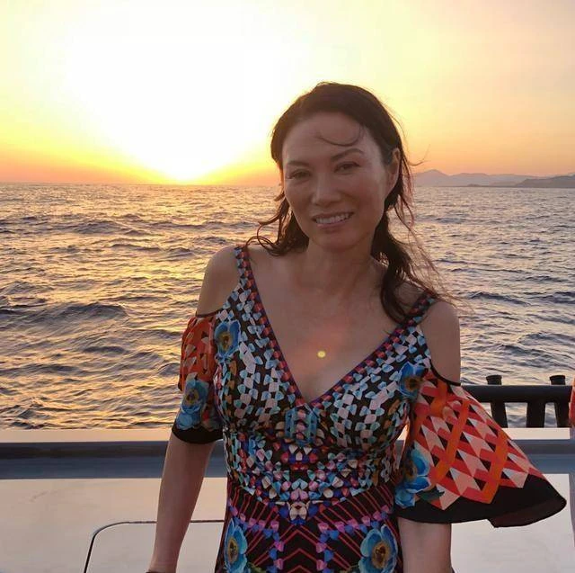 50歲鄧文迪越老越不服老，活動秀小蠻腰，合影秀黃馬褂！