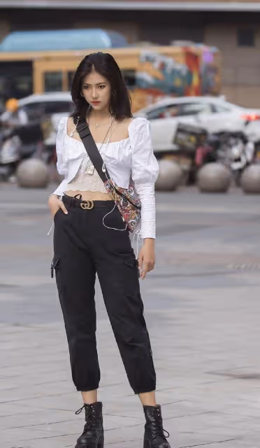 美女穿搭，小姐姐選擇了一條黑紗半身裙，小蠻腰一覽無餘