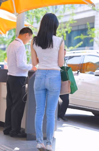 美女穿搭，小姐姐選擇了一條黑紗半身裙，小蠻腰一覽無餘